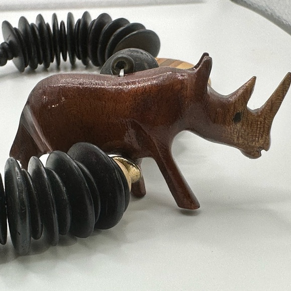 Very unique hand carved wood necklace from Kenya - Picture 9 of 13